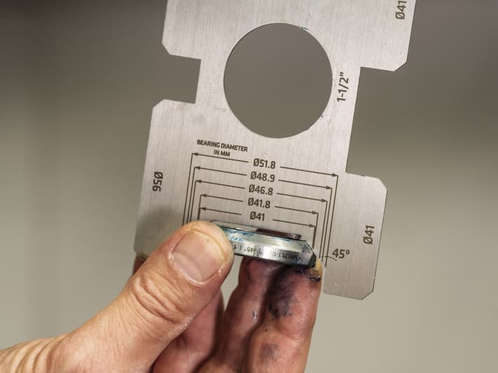 Mit speziellen Schablonen lassen sich die verbauten Lenklager bestimmen 