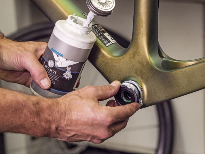 Werkstatt-Tipps: Gewinde von geschraubten Lagern müssen gut gefettet werden