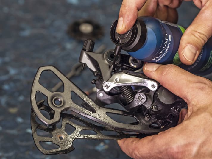Penetrating oil also lubricates non-detachable joints 