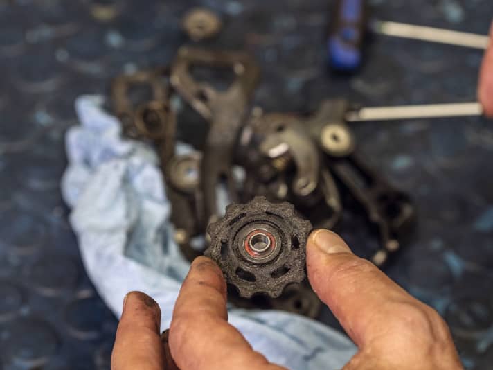 Sind die Dichtscheiben von den Schaltrollen entfernt, kommt man auch an den Schmutz dahinter heran 