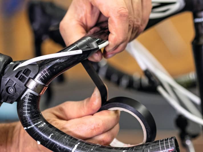 Engführung: Fixieren Sie die Züge am Lenker, bevor Sie das Lenkerband wickeln