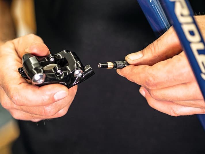 Der Anschluss des Bremskörpers am Leitungsende ist häufig undicht