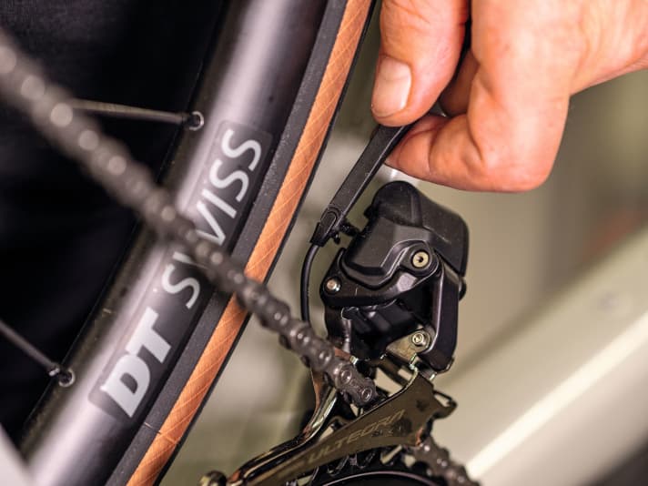 Die Stecker der Di2-Kabel sitzen sehr stramm und sind ein häufiger Grund für Fehlfunktionen. Mit dem passenden Werkzeug lassen sie sich spielend leicht lösen und wieder verbinden