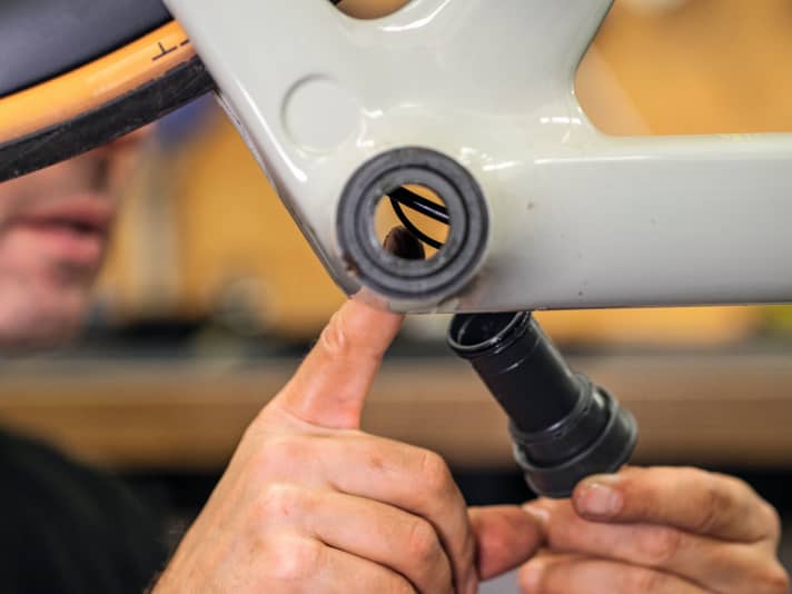 Der Tretlagerbereich ist eine typische Problemstelle. Demontieren Sie das Lager, um Kabel sauber zu verlegen und verwenden Sie eine schützende Hülse, damit die Kabel nicht scheuern