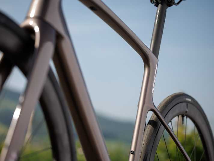 The new Addict is said to be 50 per cent more resilient to shocks than its predecessor. The significant increase in comfort is to be achieved by a tapered seat tube and a new carbon seat post, among other things.