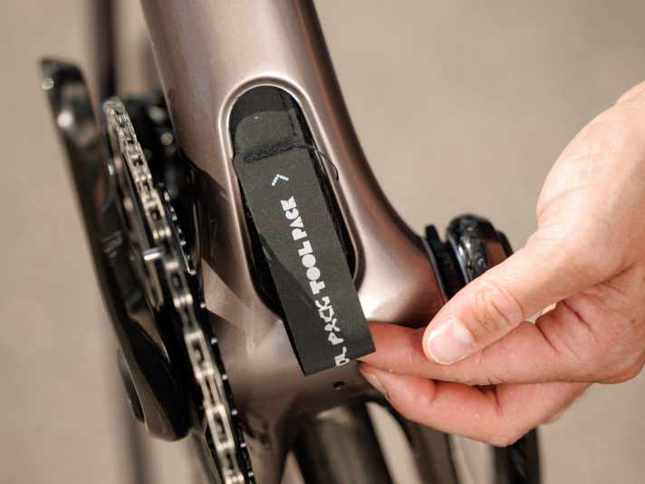 A storage compartment for a puncture repair kit is integrated on the underside of the down tube. A discreet solution, but the cover is likely to get dirty quickly.