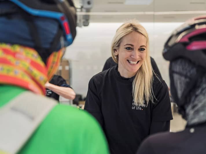 Ehefrau Maria Burghardt gibt Startnummern beim Shades of Speed aus. 