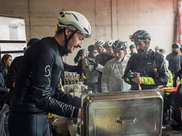 An einer Verpflegungsstation beim Shades of Speed serviert Marcus Burghardt persönlich 
