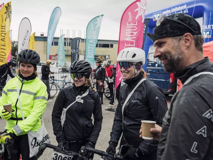 Shades of Speed participants: Eva Ziegeltrum, Maria Bohrer, Denise Brachtl and Thorsten Keith decide to ride together at the start 