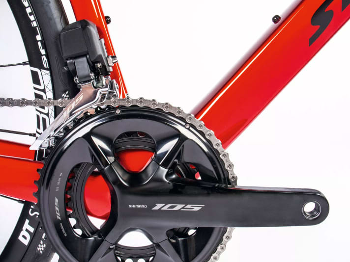 Powerful motor: The front derailleur is as powerful as the Dura-Ace and Ultegra. The housing is larger, the motor louder than on the more expensive groupsets 