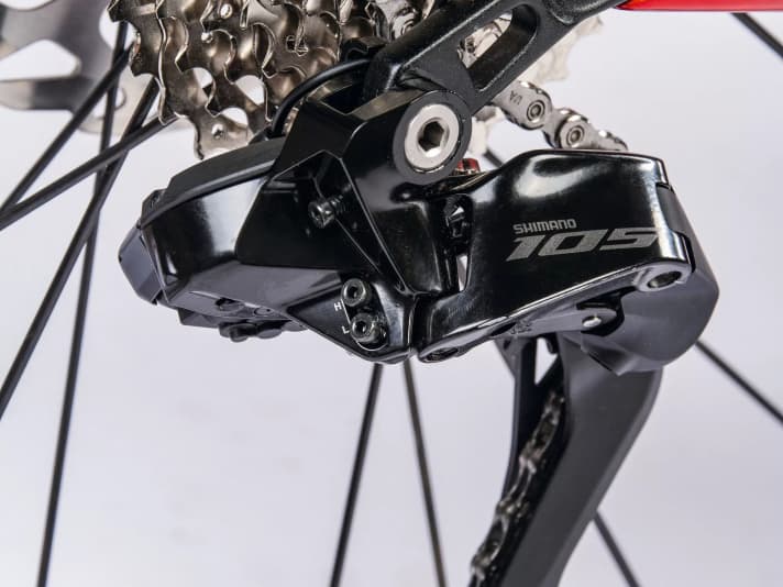 Das Schaltwerk schafft Ritzel bis zu 36 Zähne. An der Rückseite befindet sich der Ladeport für die Schaltung mit praktischem Magnetstecker 