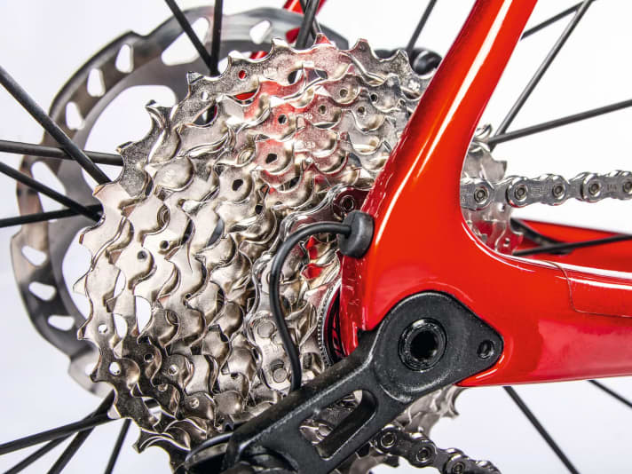 Solide Kette: Die Kette ist bereits von der MTB-Gruppe Deore bekannt, sie ist günstig und solide. Ein Unterschied im Schaltverhalten ist kaum spürbar 