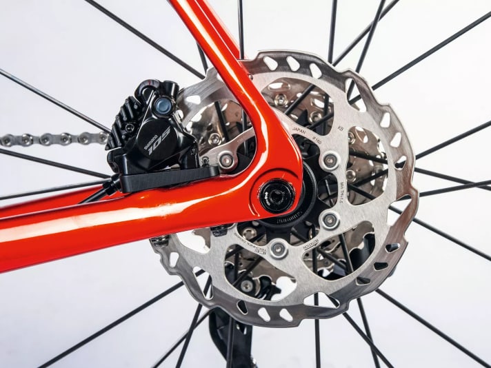 Die Bremsen sind gewohnt bissig, nur bei hohen Bremskräften wirken die teureren Versionen etwas besser 