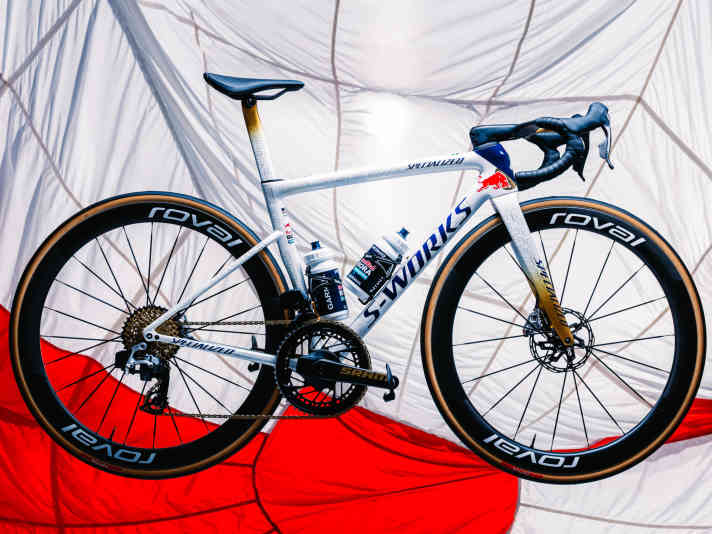 Sonderlackierung für den Neuzugang: Red Bull-Bora-hansgrohe setzt das Specialized S-Works Tarmac SL8 von Remco Evenepoel gekonnt in Szene.