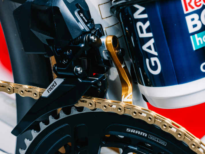 Bis ins letzte Detail: Sogar der Kettenfänger von K-Edge ist am S-Works Tarmac SL8 von Remco Evenepoel golden eingefärbt.