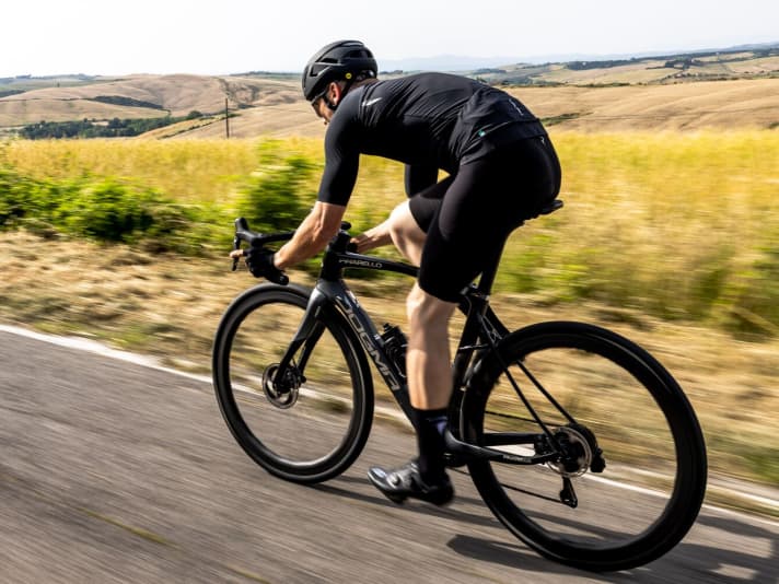 It's not just the prices of the Dogma X that are sporty. The riding position is also relatively stretched.