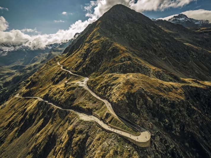 Le Timmelsjoch, avec ses virages spectaculaires, est le dernier grand obstacle du marathon cycliste de l'Ötztal.