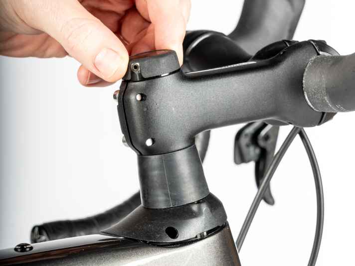 Der integrierte Dämpfer am Specialized federt hervorragend und lässt sich an Terrain und Fahrergewicht anpassen. Die Einstellung ist allerdings kompliziert.