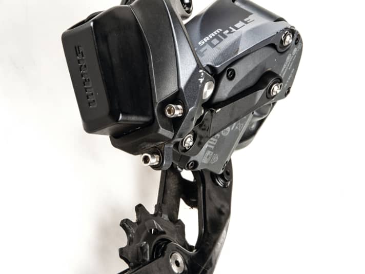 Die SRAM-Komponenten tragen einen kleinen Akku als “Rucksack”, der getauscht werden kann. Bei Campagnolo und Shimano muss das Rad zum Aufladen zur Steckdose