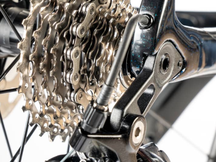 The sprocket set in 11-28 gradation is sporty. Despite the compact crank, the first gear is relatively heavy