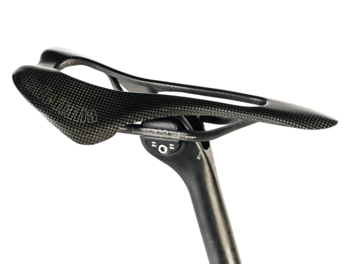 Storck drückt das Gewicht des Aernario mit einem minimalistischen Carbonsattel.