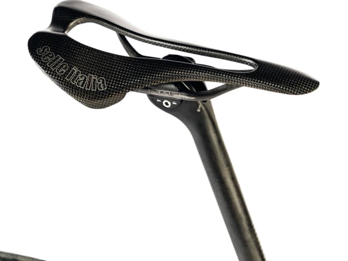 The carbon saddle from Selle Italia presses down the total weight, the seat post provides excellent suspension