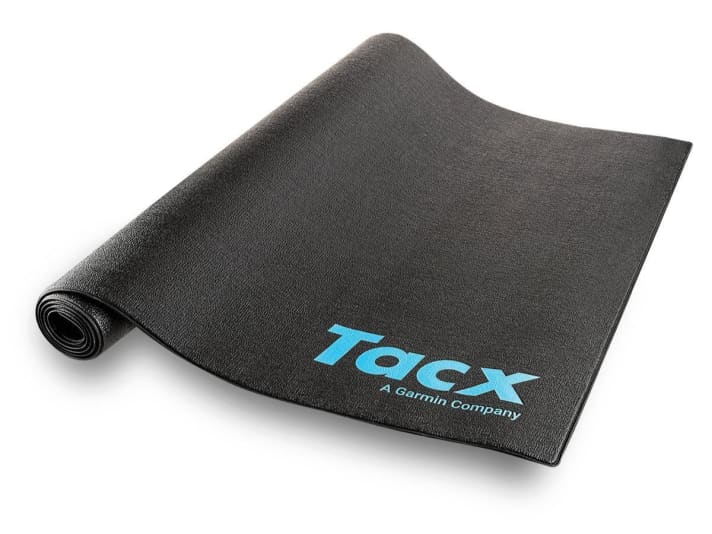 Un tapis amortit les bruits du vélo d'appartement et absorbe la transpiration.