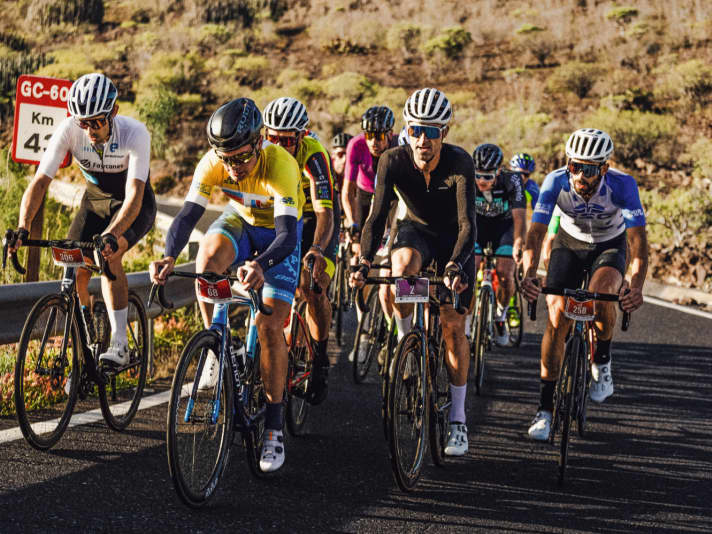Nick Bangert (in yellow) wins the first stage and the overall standings ahead of former pro Haimar Zubeldia (in black)