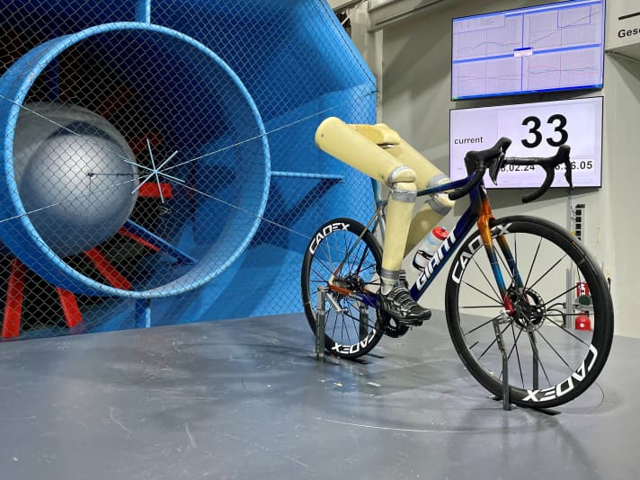 Pour nos tests dans la soufflerie GST et le laboratoire TOUR, Giant a mis à notre disposition, avant la présentation officielle, un TCR dans la livrée de l'équipe Jayco-Alula et avec une transmission professionnelle (54/40, 11-34 dents).