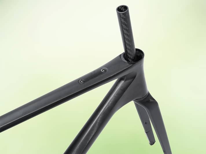 The classic for carbon lovers: the true carbon version of the Bike Ahead The Superfast is sealed instead of painted, thus saving a few more grams of weight.