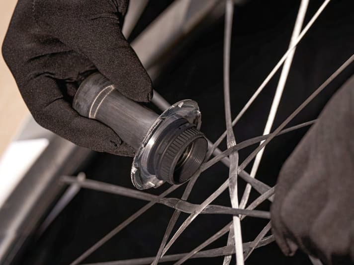 Die Nabe zum Schluss: Fertigung des Cosmic Carbone bei Mavic