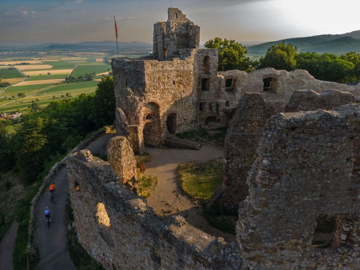 Die Burgruine Staufen aus dem 12. Jahrhundert will über eine kurze Steilrampe erobert werden