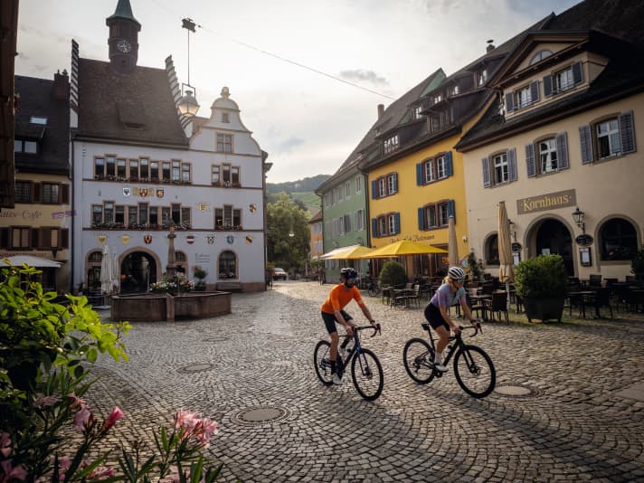 Tour 1 leads through the medieval town centre of Staufen im Breisgau, past the town hall and market fountain