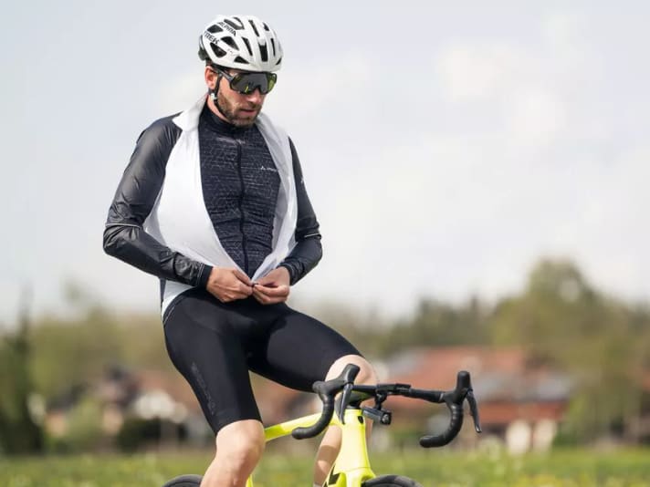 How can the front zips be operated?