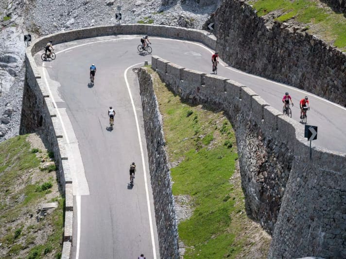   Le confort rend plus rapide : l'un ou l'autre participant à la TOUR-Transalp de cette année a dû faire cette expérience, ici pendant la deuxième étape au Stelvio. 