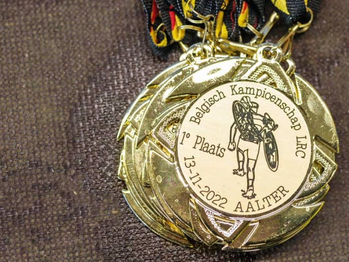 Ehrung: Medaillen und Meistertrikots für die Besten. Und für alle eine Wasserwaage