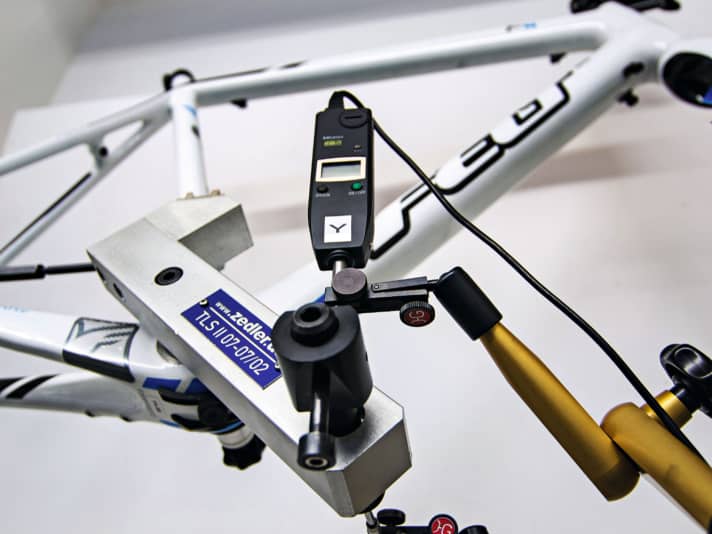 Tretlagersteifigkeitsprüfsystem