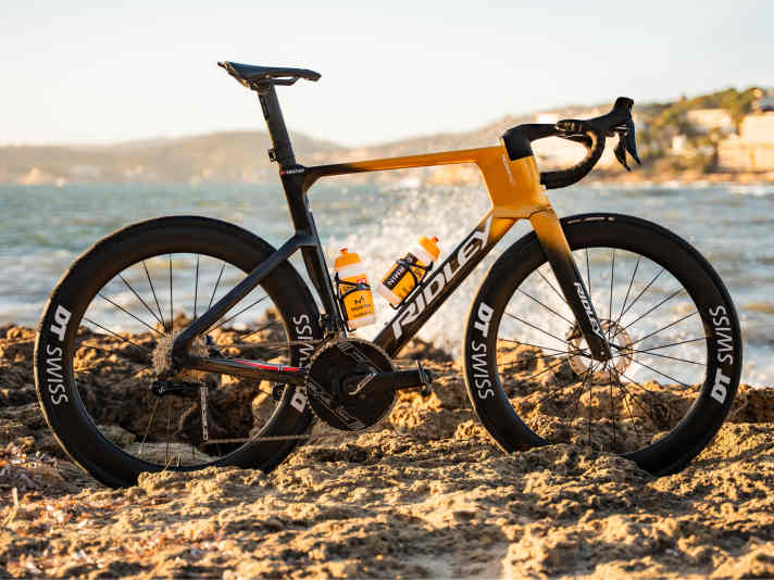 The professional version by former star Alexander Kristof is identical to the standard model with Shimano Dura-Ace except for the drivetrain and tyres.