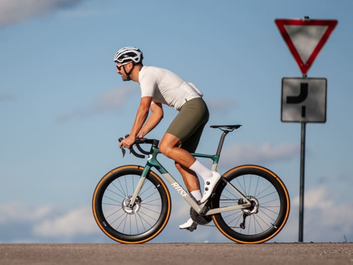 Im TOUR-Test ermittelten wir für den Rahmen des XLite 06 ein Gewicht von 901 Gramm. Die Gabel brachte 389 Gramm auf die Waage.