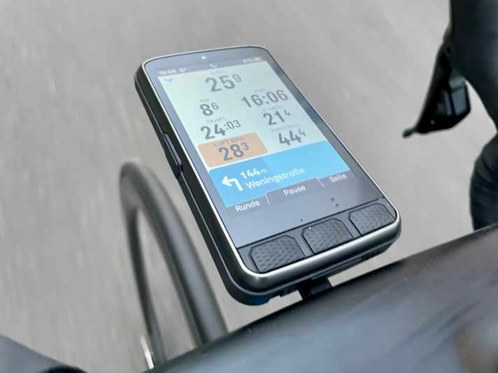 Thanks to its large design, the Wahoo Elemnt Ace just fitted in front of the cockpit of our test bike. The touchscreen function worked perfectly.
