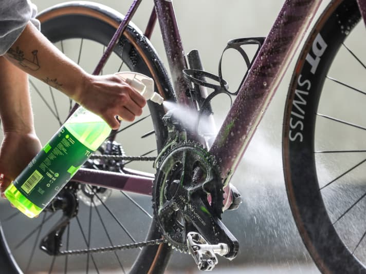 Malgré l'utilisation d'un éco-nettoyant...., il ne faut nettoyer son vélo que dans une station de lavage équipée d'un séparateur d'huile.