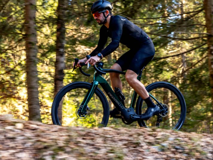 Avec un quotient STR de 1,60, le Nytro Gravel offre une assise très droite. La version route est également adaptée aux longues distances avec un coefficient de 1,57.