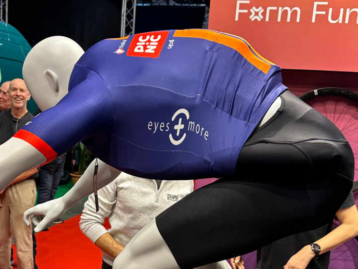 Cou, colonne vertébrale et cage thoracique : le mannequin exposé sur le stand Velofollies d'Aerobag montre quelles parties du corps l'airbag de l'entreprise du même nom est censé protéger.