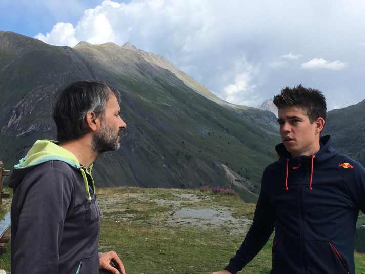 Van Aert (à droite) lors d'une interview TOUR en 2018