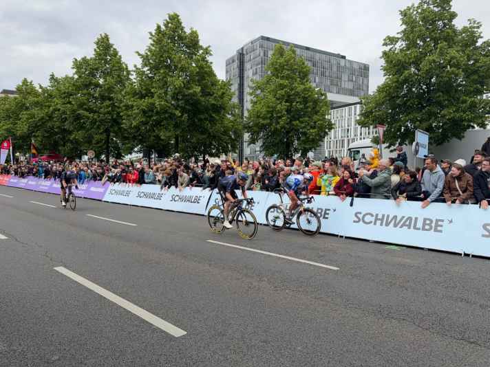 Das Profi-Rennen von Rund um Köln 2026 gewann Laurence Pithie (in weiß)