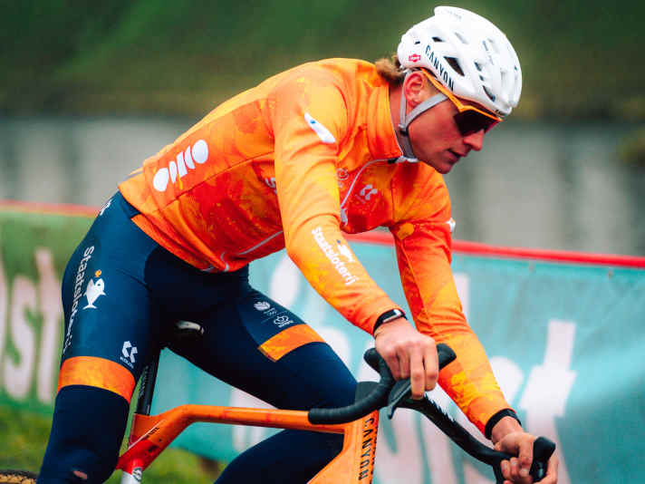 Le favori Mathieu van der Poel s'est préparé à la course du championnat du monde avec une course d'entraînement le vendredi.
