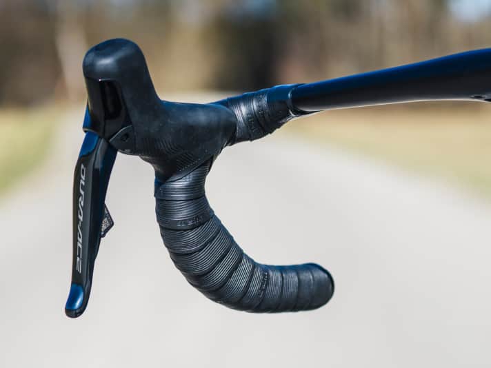 Van Rysel refers to the thickening in the handlebar arch as Ergodrops. The oval shape means that the control centre sits comfortably in the hand.