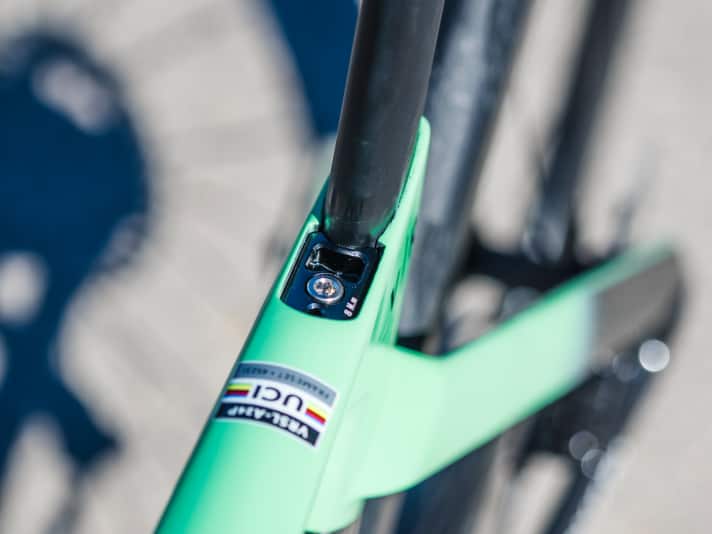 Die Klemmung der Sattelstütze hat Verbesserungspotenzial. Am Testrad hatte die Aero-Stütze Spiel, was zu Knackgeräuschen und auf Dauer zu Schäden führen kann.