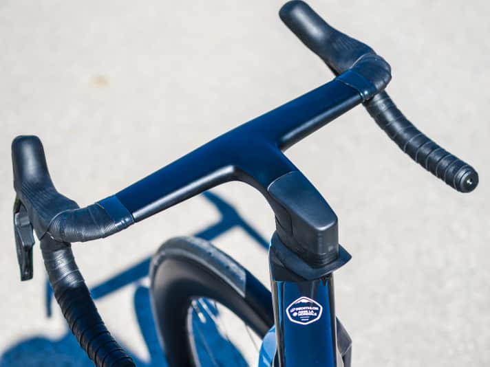 Das Cockpit am Testrad ist mit 330 Millimetern zwischen den Griffhöckern extrem schmal. Highlight sind die sogenannten Ergodrops im Lenkerbogen.