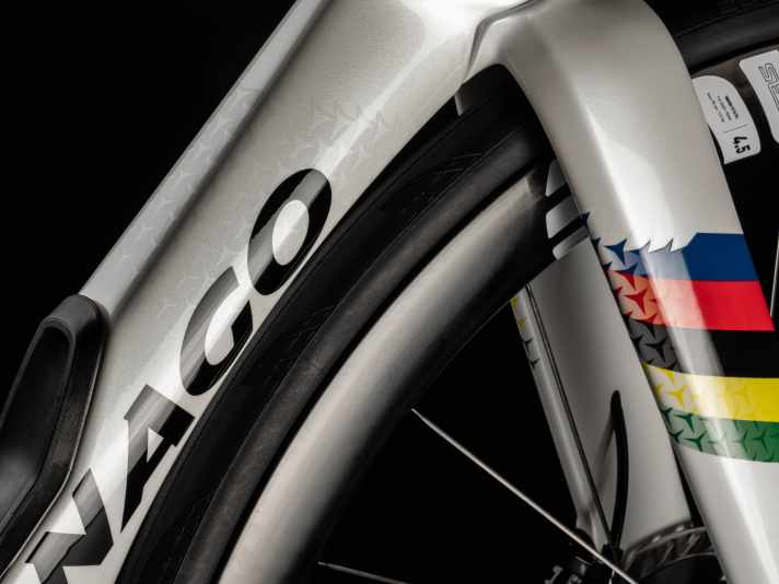 Schick, aber teuer: Auch wenn Colnago keine Preise für die Sondereditionen nannte, dürften sowohl das Y1Rs als auch das V4Rs in Weltmeister-Lackierung weit über 10000 Euro kosten.